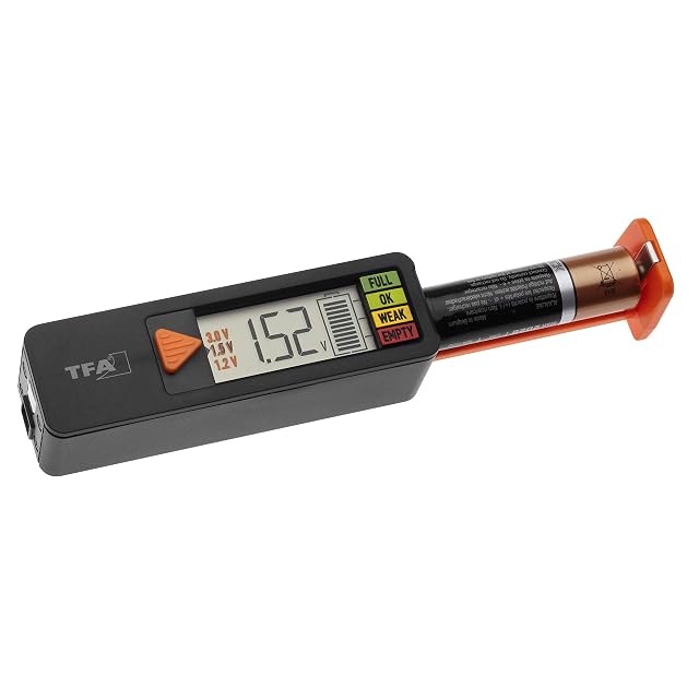 TFA Dostmann BatteryCheck mit eingelegter Batterie und beleuchtetem Digitaldisplay