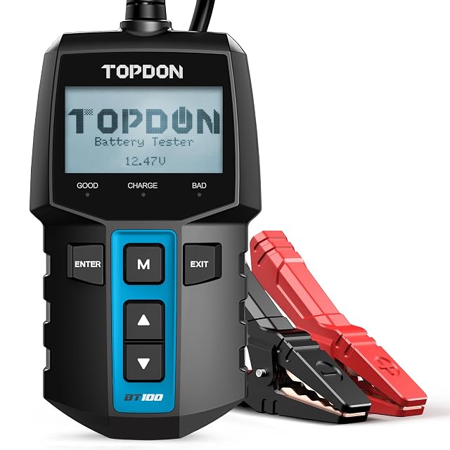 TOPDON BT100 Fahrzeugbatterieprüfer mit angeklemmten Zangen an einer Autobatterie