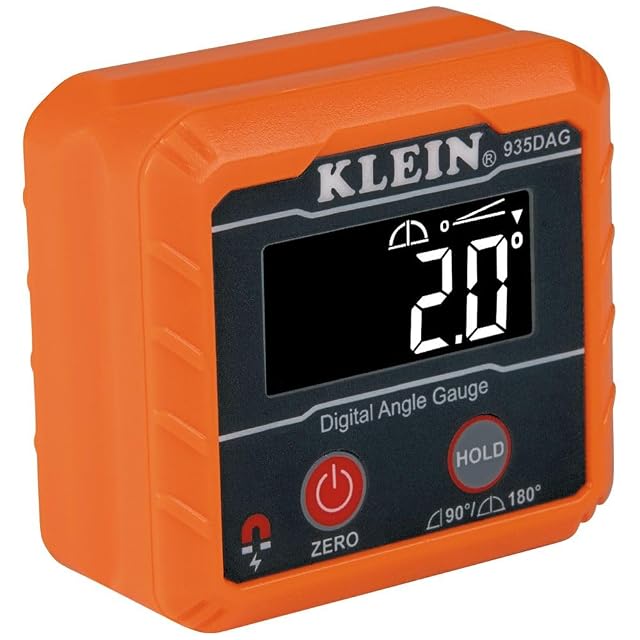 Klein Tools 935DAG digitaler Winkelmesser magnetisch an einem Stück Leerrohr