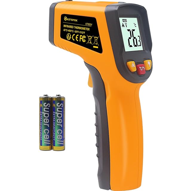 KETOTEK KT600Y Infrarot-Thermometer beim Messen der Oberfläche eines Kochfelds