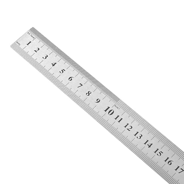 Bauster Metalllineal auf einer Werkbank neben einem Bleistift